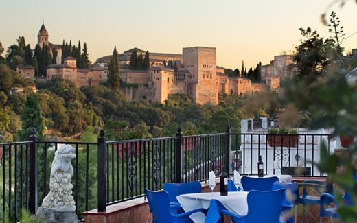 Terraza con vistas a la Alhambra en el Restaurante Flamenco Cueva la Rocío en Granada